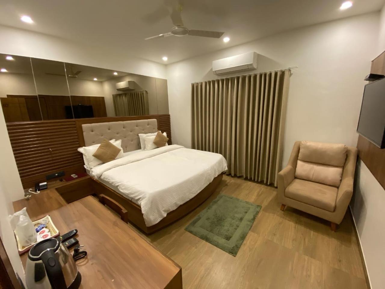ראג'קוט Hotel Evershine מראה חיצוני תמונה