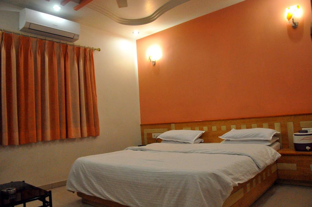 ראג'קוט Hotel Evershine מראה חיצוני תמונה